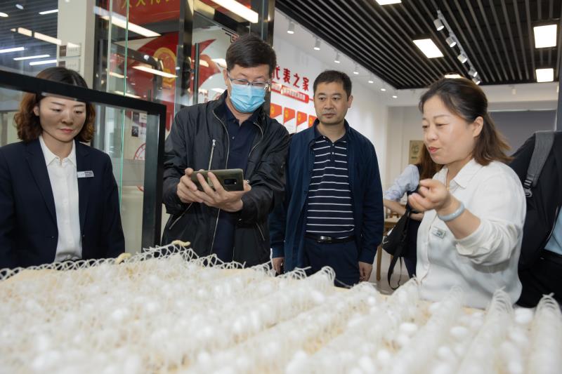 《金融时报》农村金融周刊部主任徐绍峰来我行调研采访